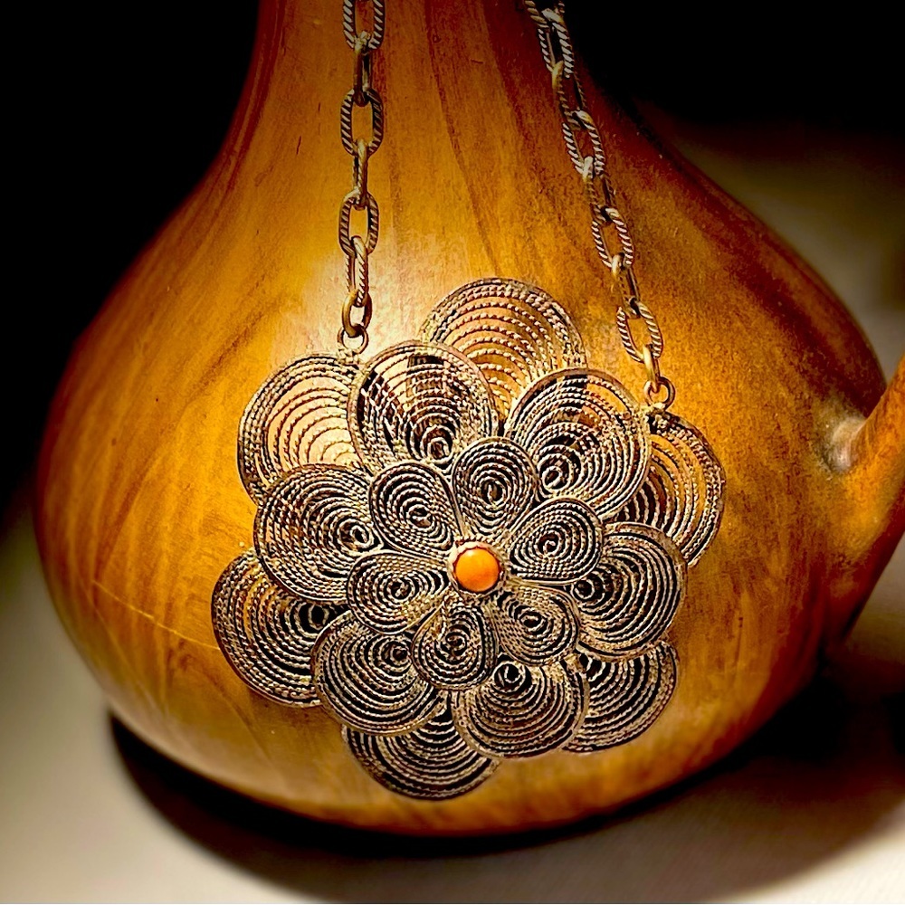 Unique wire flower necklace - Picture 1 of 5